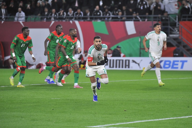 محرز يقود المنتخب الجزائري إلى ثمن نهائي "كان 2025"